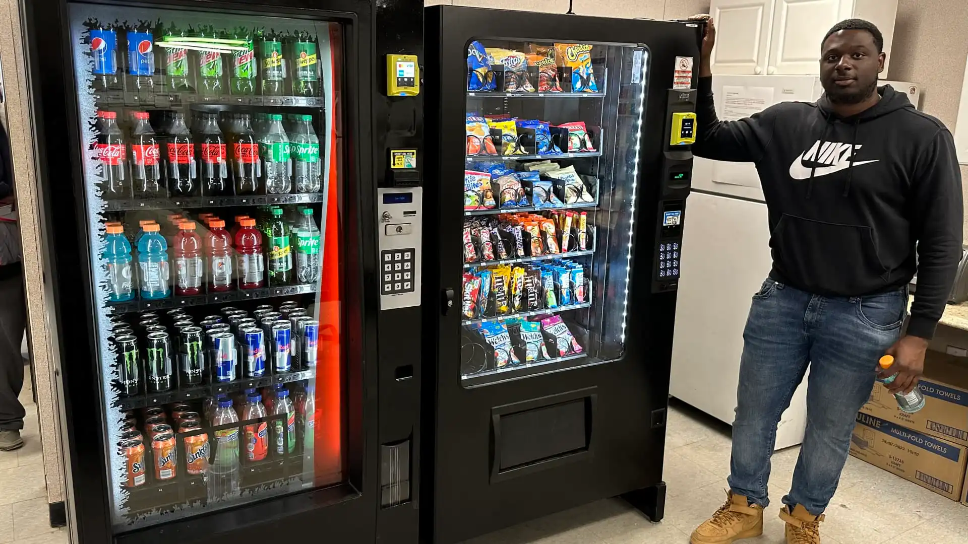 This 32-year-old was making $17/hour—now his side hustle brings in $500,000 a year. His top 5 business lessons. #VendingMachineBusiness #PassiveIncome #MastuhreeBrand