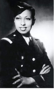 Joséphine Baker en tenue militaire
